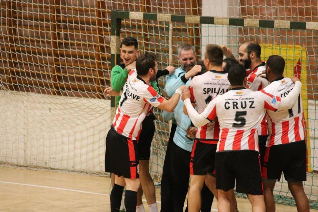 Los jugadores locales celebrando el triunfo