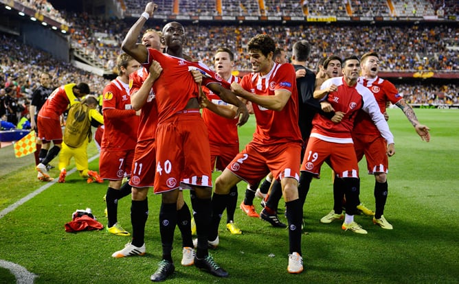 M'Bia celebra el crucia gol con Fazio y Rakitic, ante la euforia de todo el equipo.