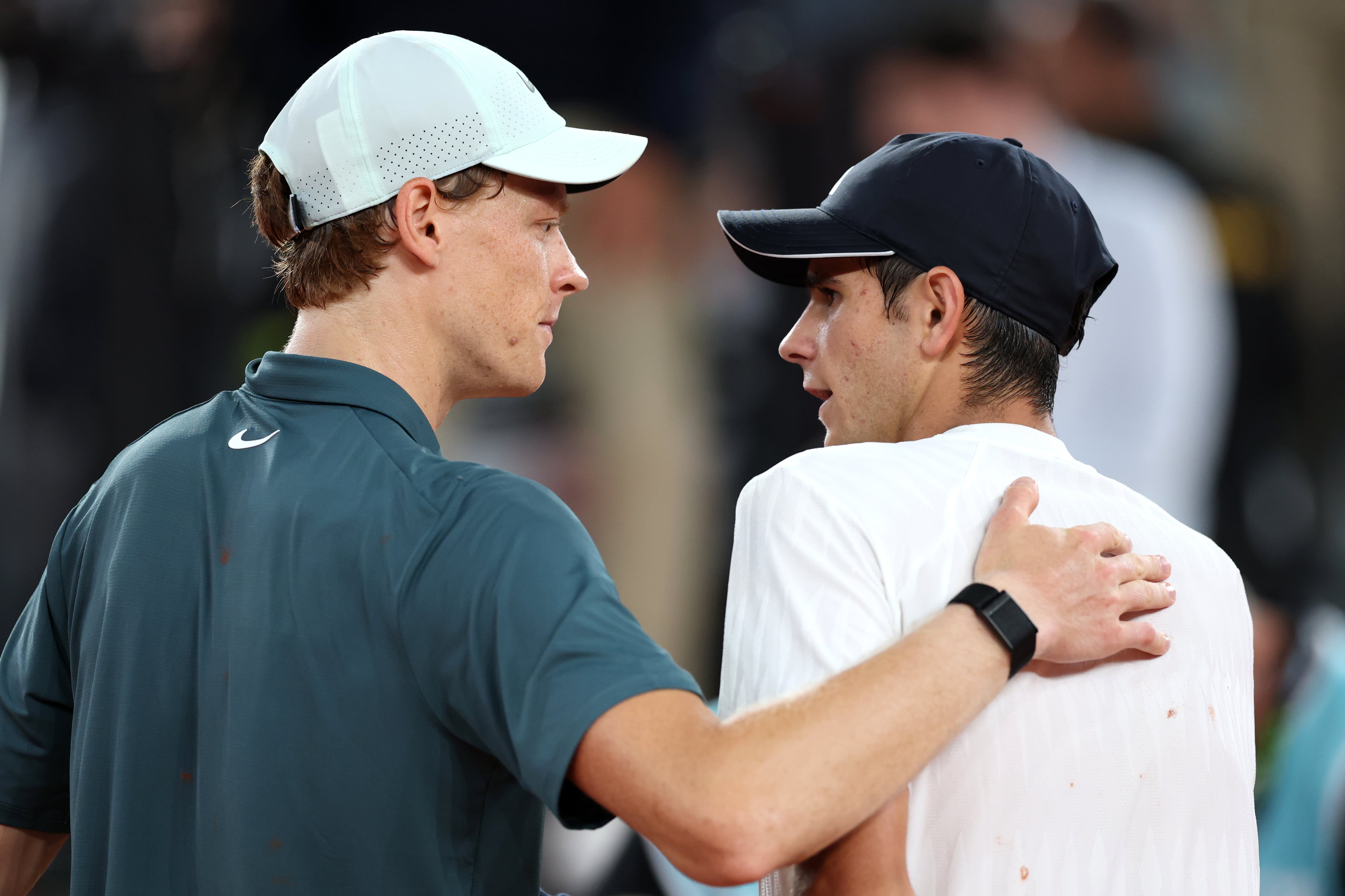 Jannik Sinner y Rafa Jódar se saludan después de enfrentarse en el Mutua Madrid Open