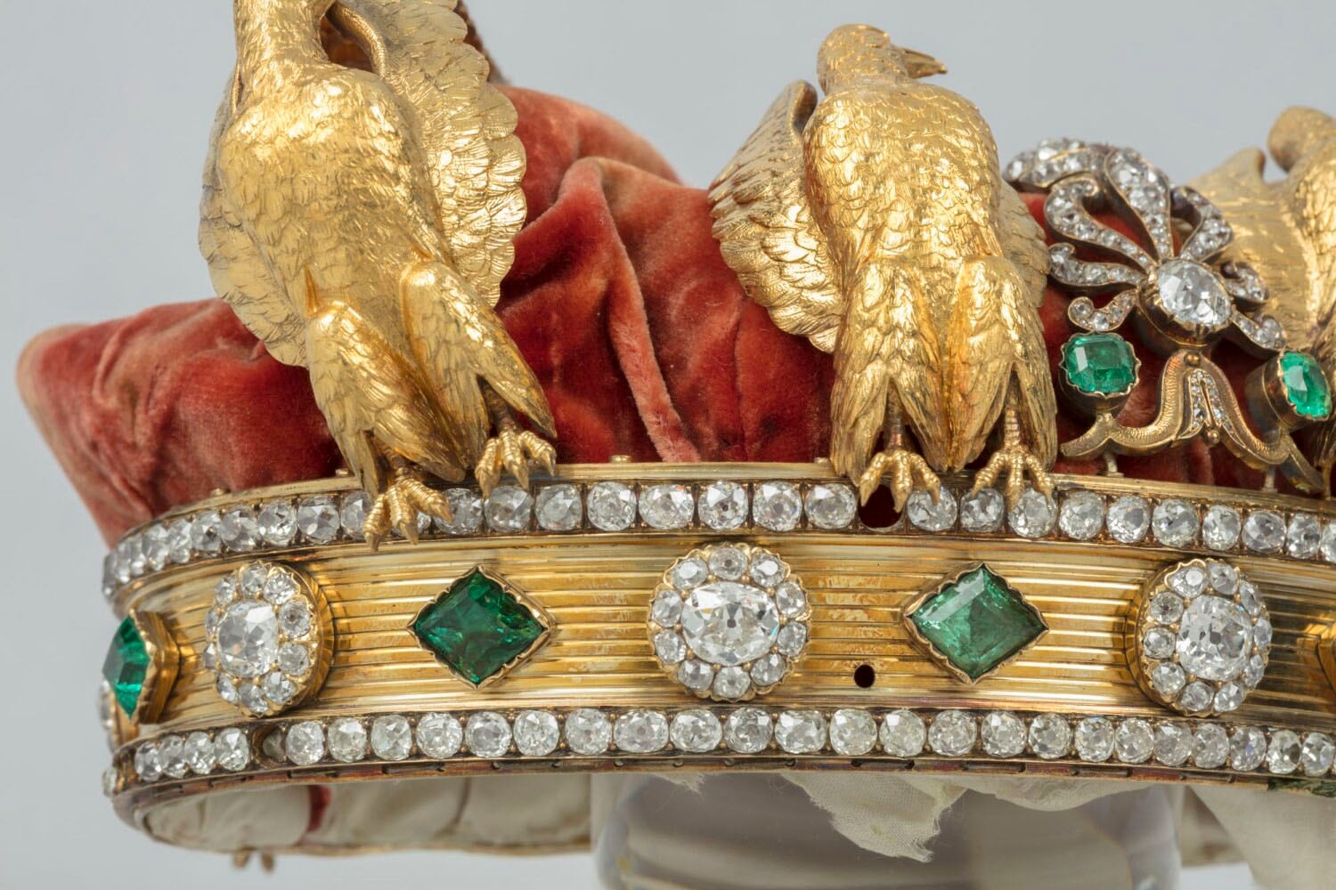 El Museo del Louvre anunció este miércoles que la corona de la emperatriz Eugenia, que sufrió daños por aplastamiento y una deformación significativa durante el "brutal" robo de joyas del 19 de octubre de 2025, conservó su integridad casi tota