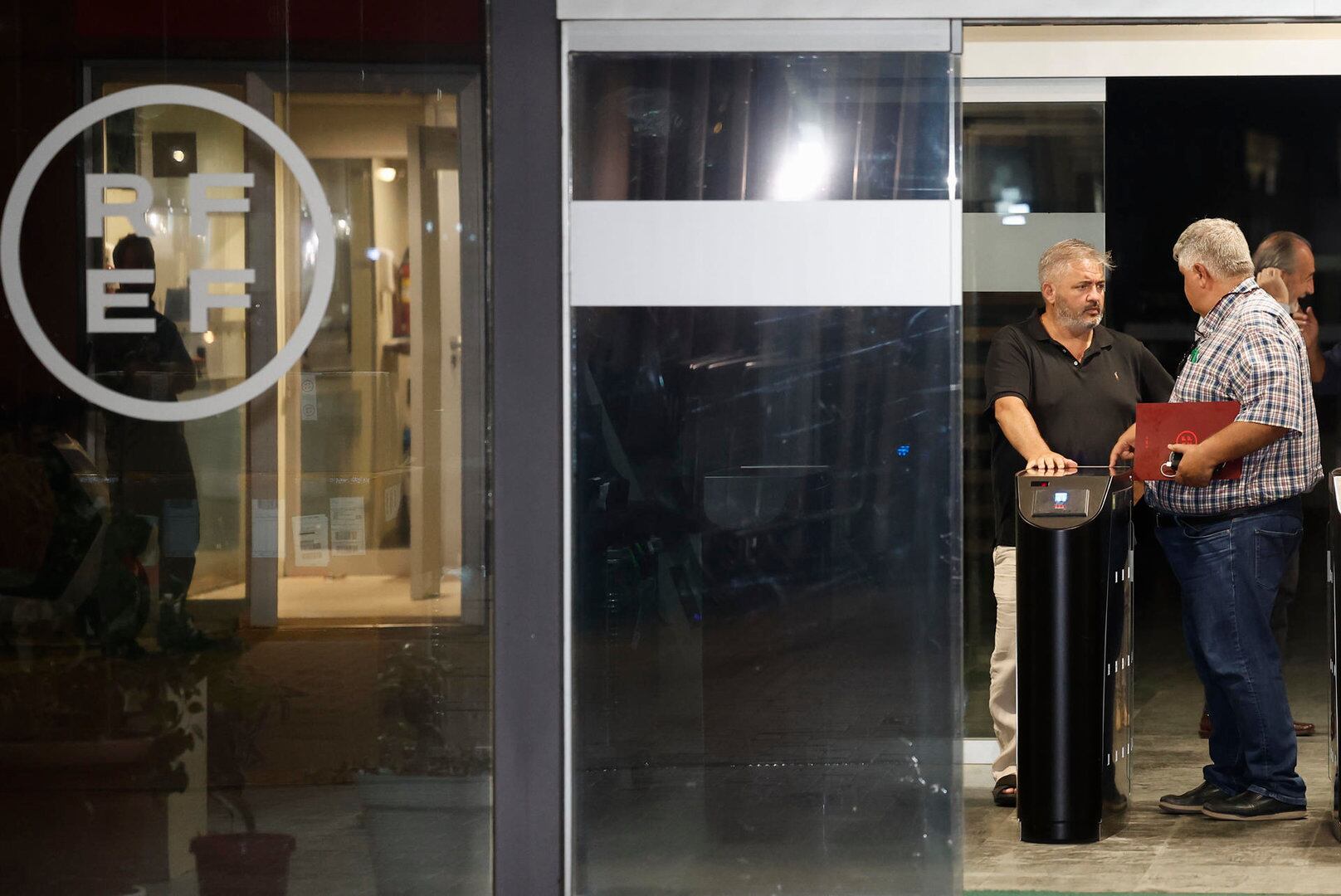 Peláez y Juan José Arencibia, a su salida de la reunión "extraordinaria y urgente" de la Comisión de Presidentes de Federaciones de Ámbito Autonómico y Territoriales.