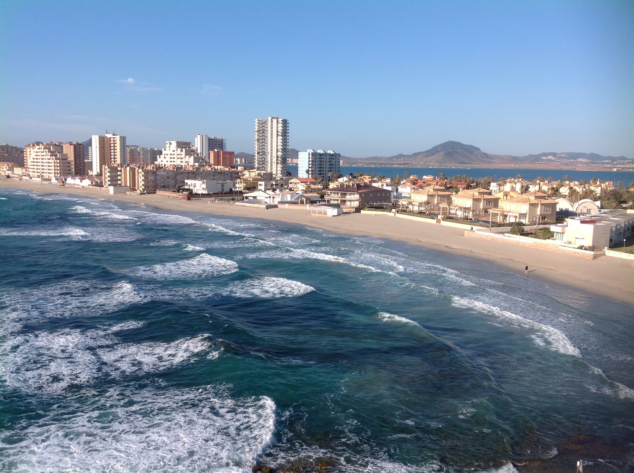 Buenas previsiones de ocupación turística para este verano en los alojamientos de la costa de la Región de Murcia.