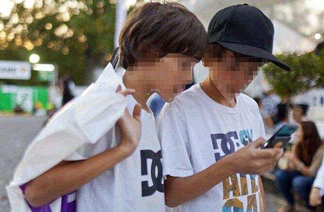 Els especialistes alerten que l'ús de les pantalles petites pot accelerar l'augment de la miopia entre els nens