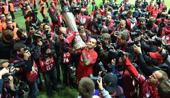 Aleix Vidal sostiene la copa de ganador de la Europa League.