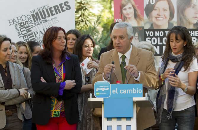 Javier Arenas y Mercedes de la Merced, en la presentación de la campaña en Sevilla este martes. (EFE/Julio Muñoz)