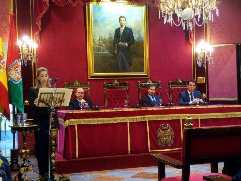 La concejal Raquel Fernández presentando la guía de horarios e itinerarios del Mercado de San Agustín