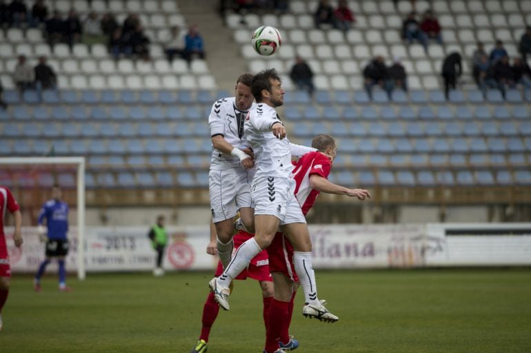 Tejedor y Aketxe saltan por un balón junto a Joseba Beitia en el choque de ida