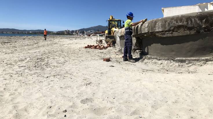 El trasvase de arena en el rinconcillo contnúa según lo previsto