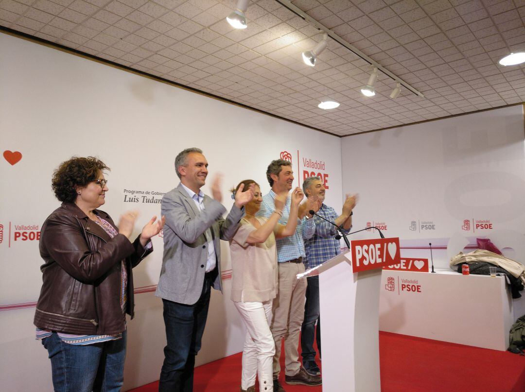 Los candidatos socialistas y Teresa López celebran la victoria en la sede del PSOE de Valladolid