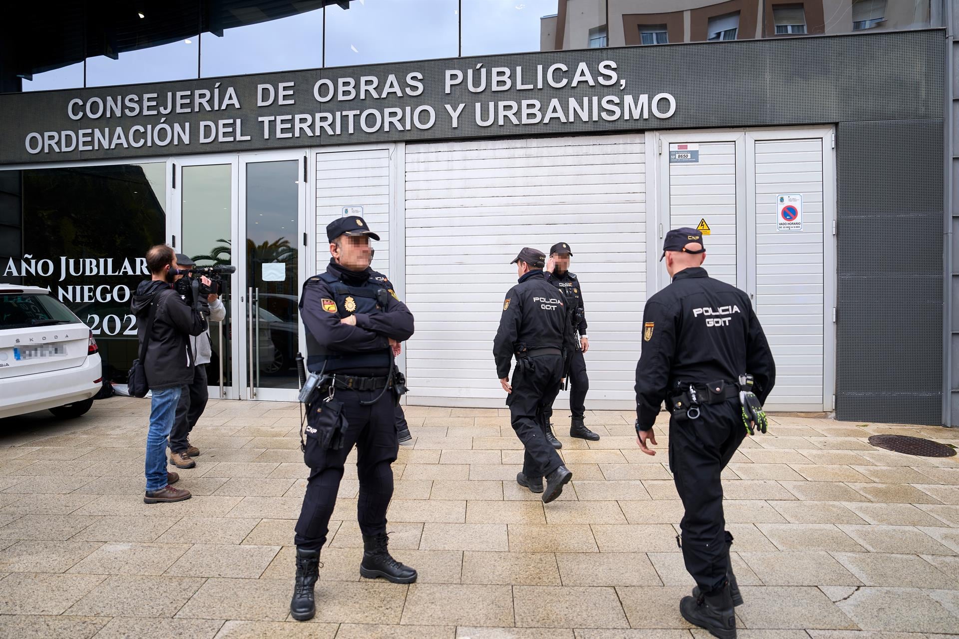 Varios policías en la Consejería de Obras Públicas de Cantabria durante el registro realizado en febrero. - Juan Manuel Serrano Arce - Europa Press