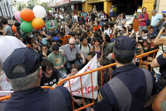 Un grupo de personas &#039;indignadas&#039; relacionadas con el movimiento 15-M se ha congregado este jueves a las puertas de Les Corts Valencianes donde este jueves se ha celebrado la sesión constitutiva de la octava legislatura