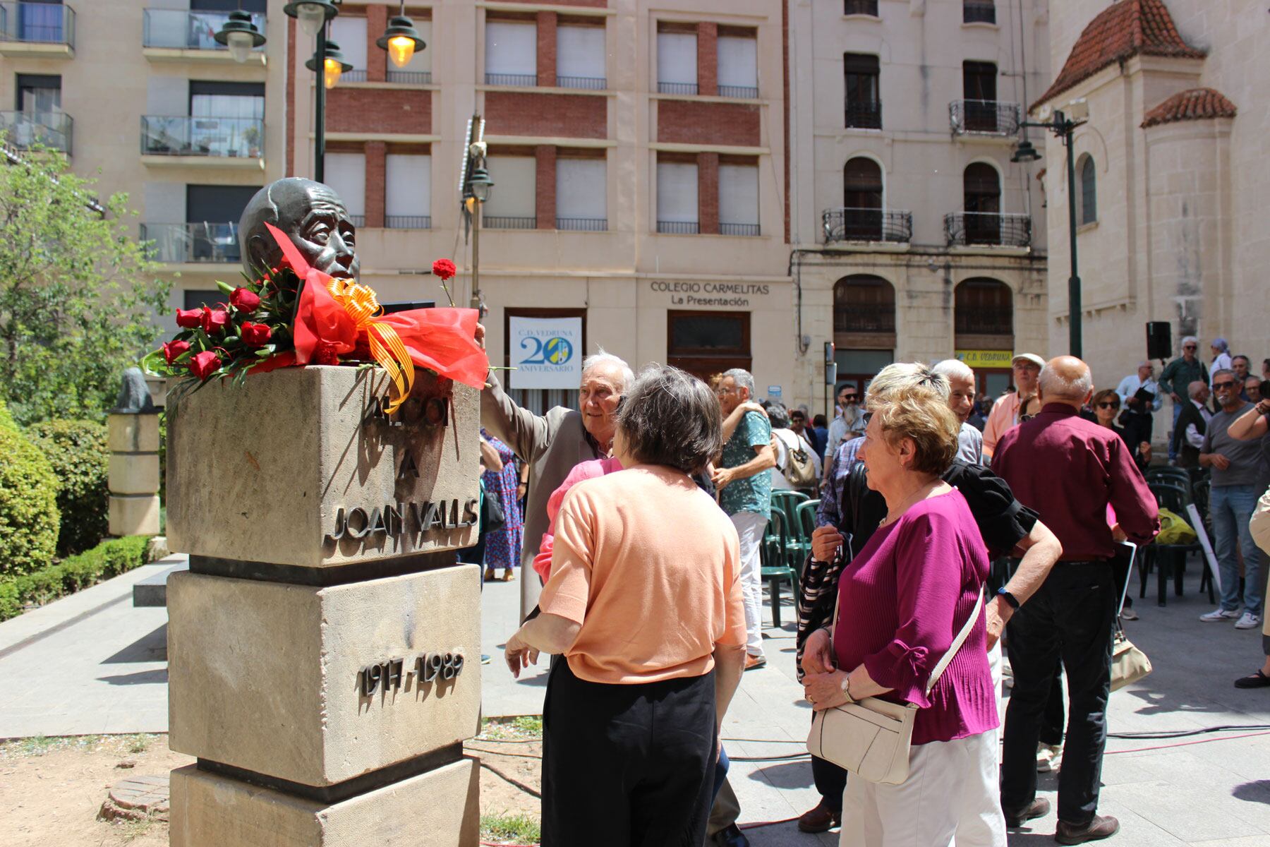 Un instant de l'entrega de flors final al bust de Joan Valls a la placeta del Fossar
