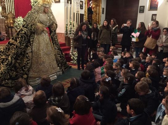 La Esperanza de Triana recibía en su primer día de besamanos la visita de este grupo de niños