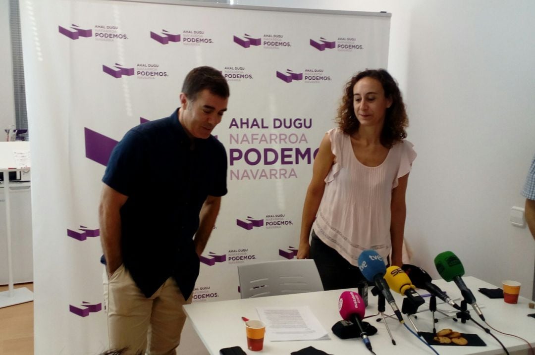 Eduardo Santos, secretario general de Podemos Ahal Dugu, y Patricia Ruiz, secretaria de Participación, al acabar la rueda de prensa ante el nuevo curso político