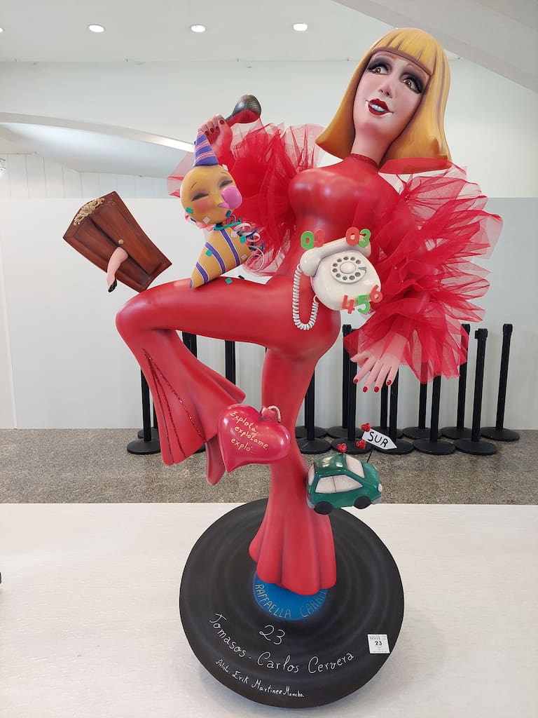 La Exposición del Ninot de las Fallas 2023 abre sus puertas con 750 figuras que rebosan diseño y sátira. Todas ellas quieren salvarse de las llamas gracias al voto popular.