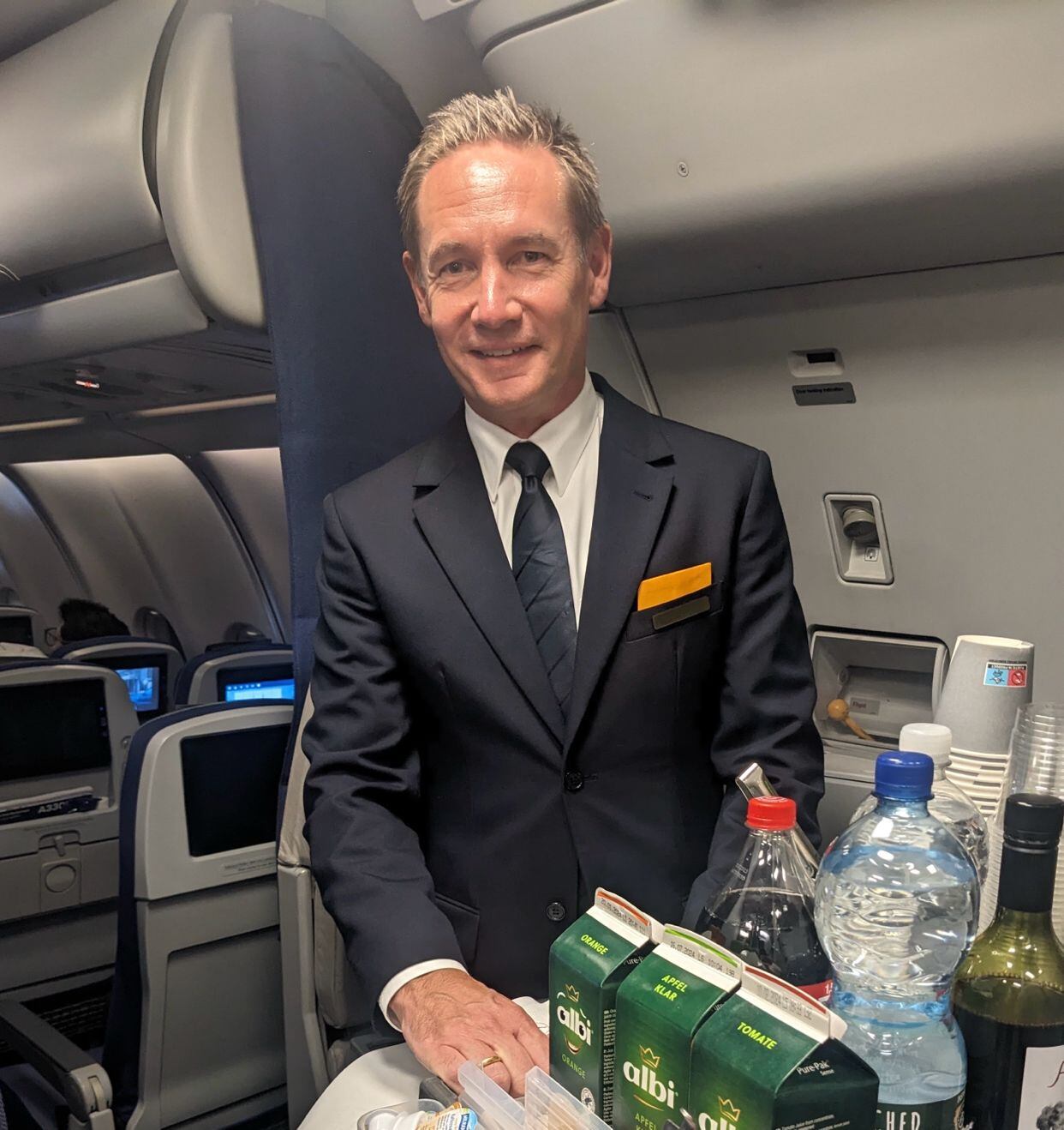 El CEO de Lufthansa, Jens Ritter, durante el vuelo en el que se desempeñó como tripulante de cabina. Imagen publicada en su Linkedin.