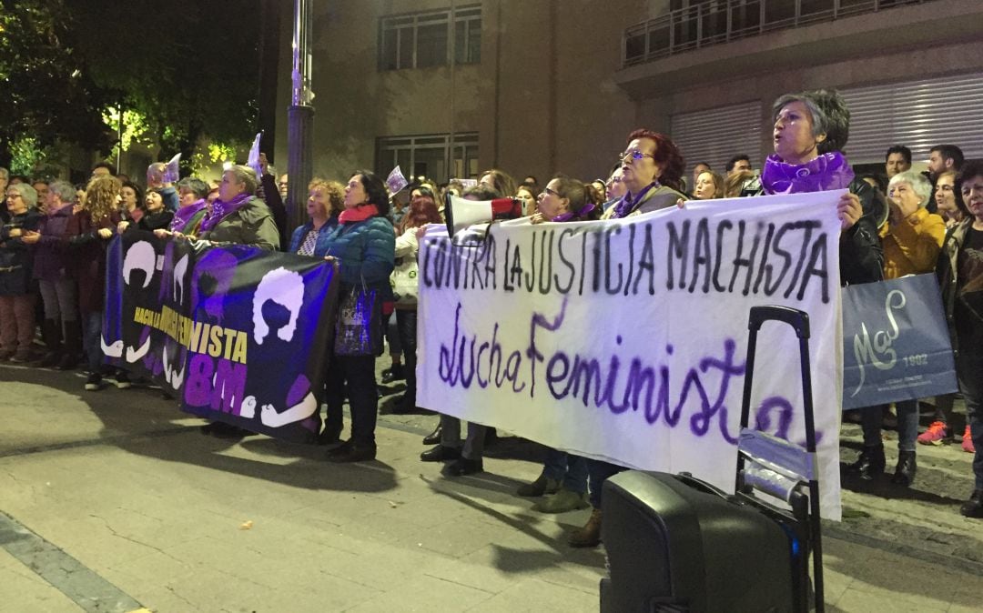 Manifestantes frente a la Subdelegación durante la protesta de esta tarde.