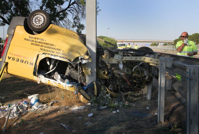 Fallece el conductor de una furgoneta tras chocar contra un poste en la A-62 a la altura de Torquemada