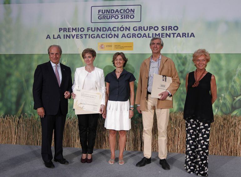 El presidente del Grupo Siro, Juan Manuel González Serna ,la vicepresidenta, Lucía Urbán López ,entregan el premio, en presencia de la ministra de Agricultura ,Alimentación y Medio Ambiente, Isabel García Tejerina