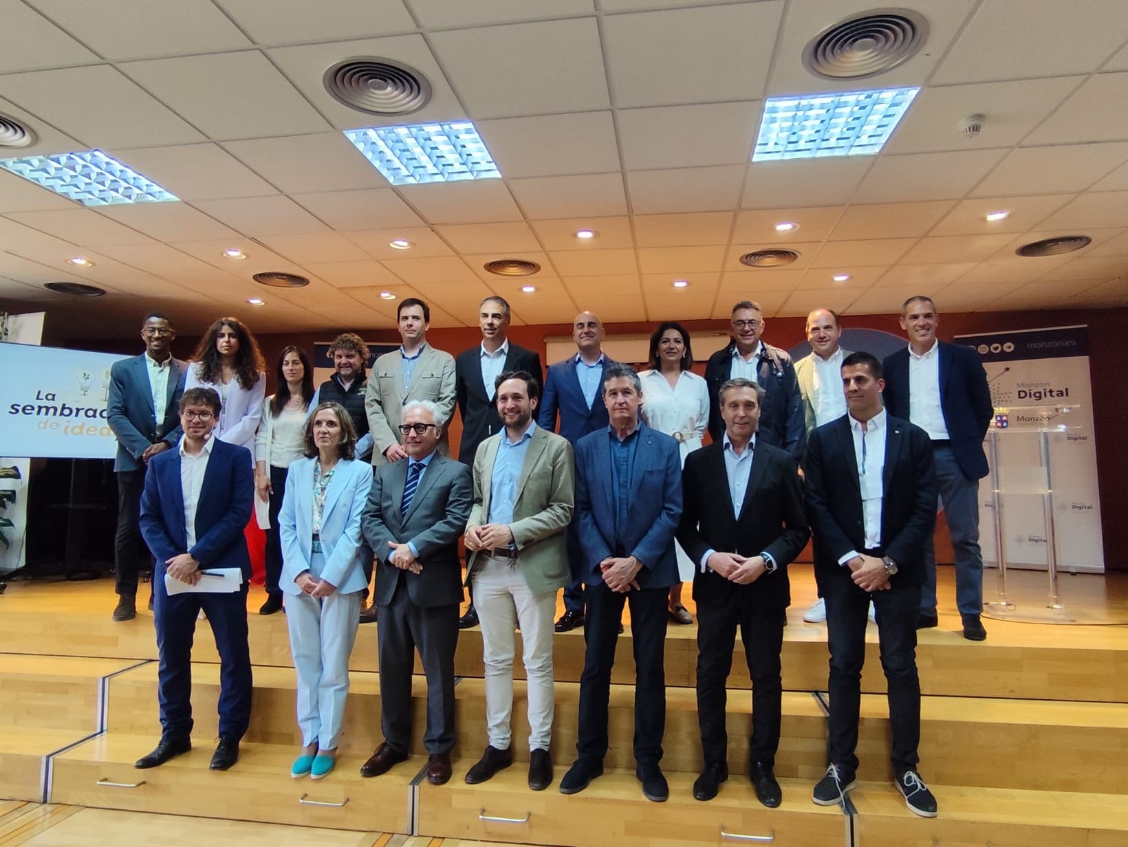 Autoridades y organizadores en la clausura de la Sembradora de Ideas. Foto: Ayto. de Monzón