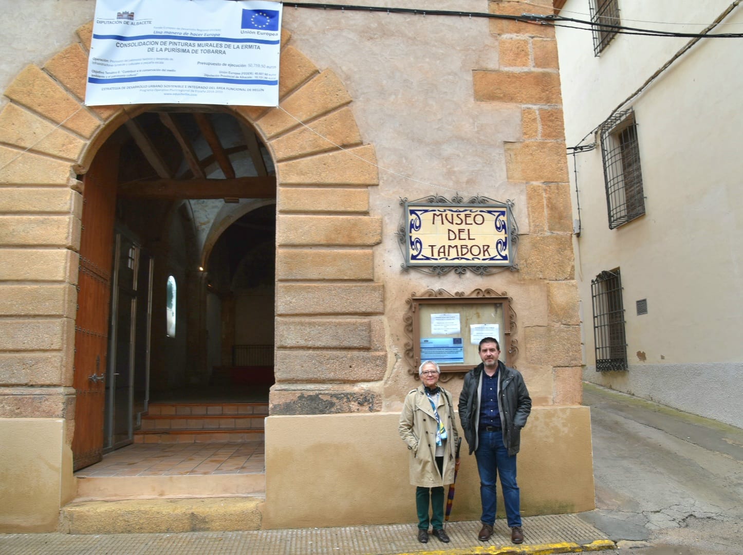 La alcaldesa de Tobarra y el presidente de la Diputación, a las puertas de la ermita