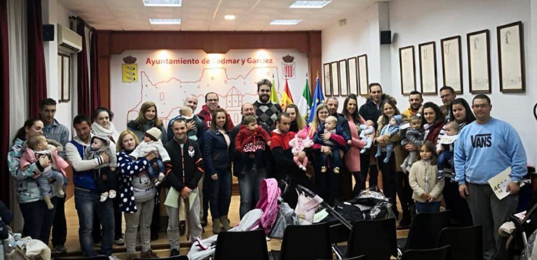 Foto de familila con familias, niñas y niños y miembros de la corporación municipal de Bedmar y Garcíez 