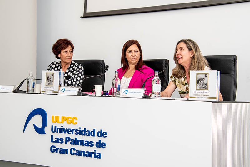 Inés Rojas, primera a la izquierda de la imagen, en la Universidad de Las Palmas de Gran Canaria.