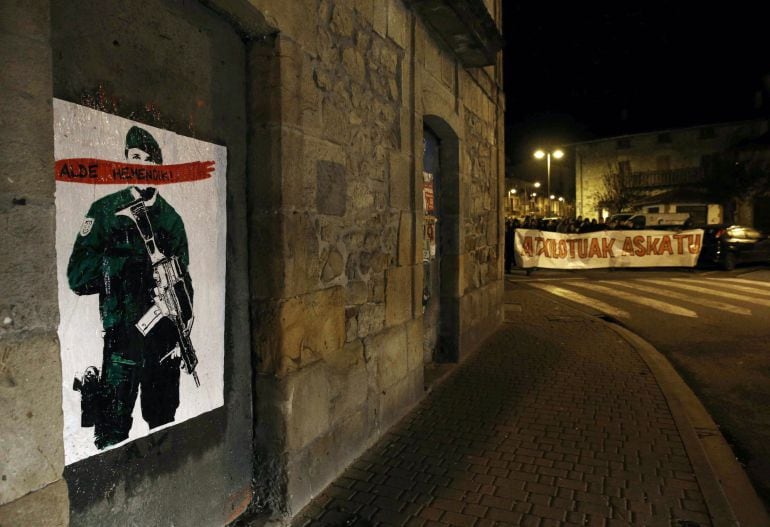 Cartel colocado hoy en la locadidad de Alsasua con la frase &quot;Alde Hemendik-Fuera de aqui&quot;