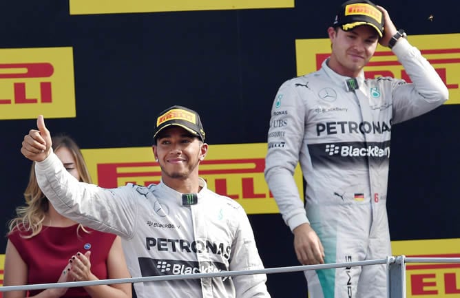 El británico saluda mientras Rosberg le mira de reojo