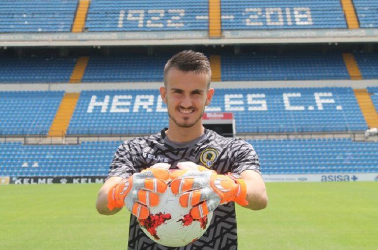 El portero Ferran Ferri durante su presentación.