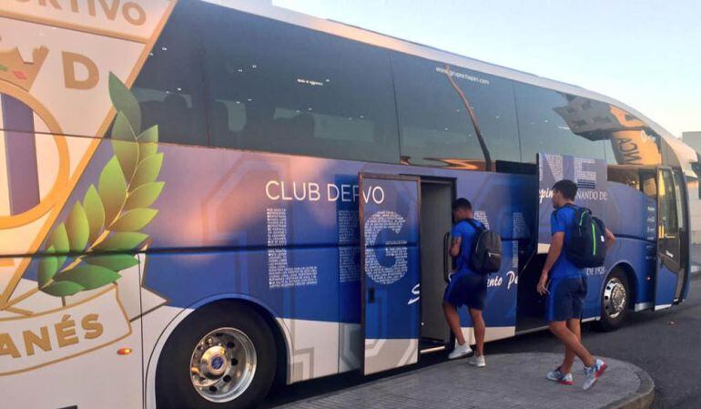 Los jugadores estrenaron el nuevo autobús personalizado del equipo