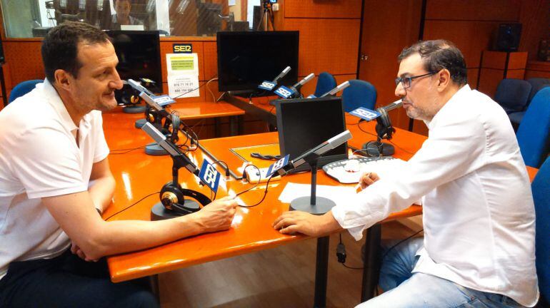 Pep Cargol en los estudios de Radio Zaragoza en el programa SER Deportivos Aragón