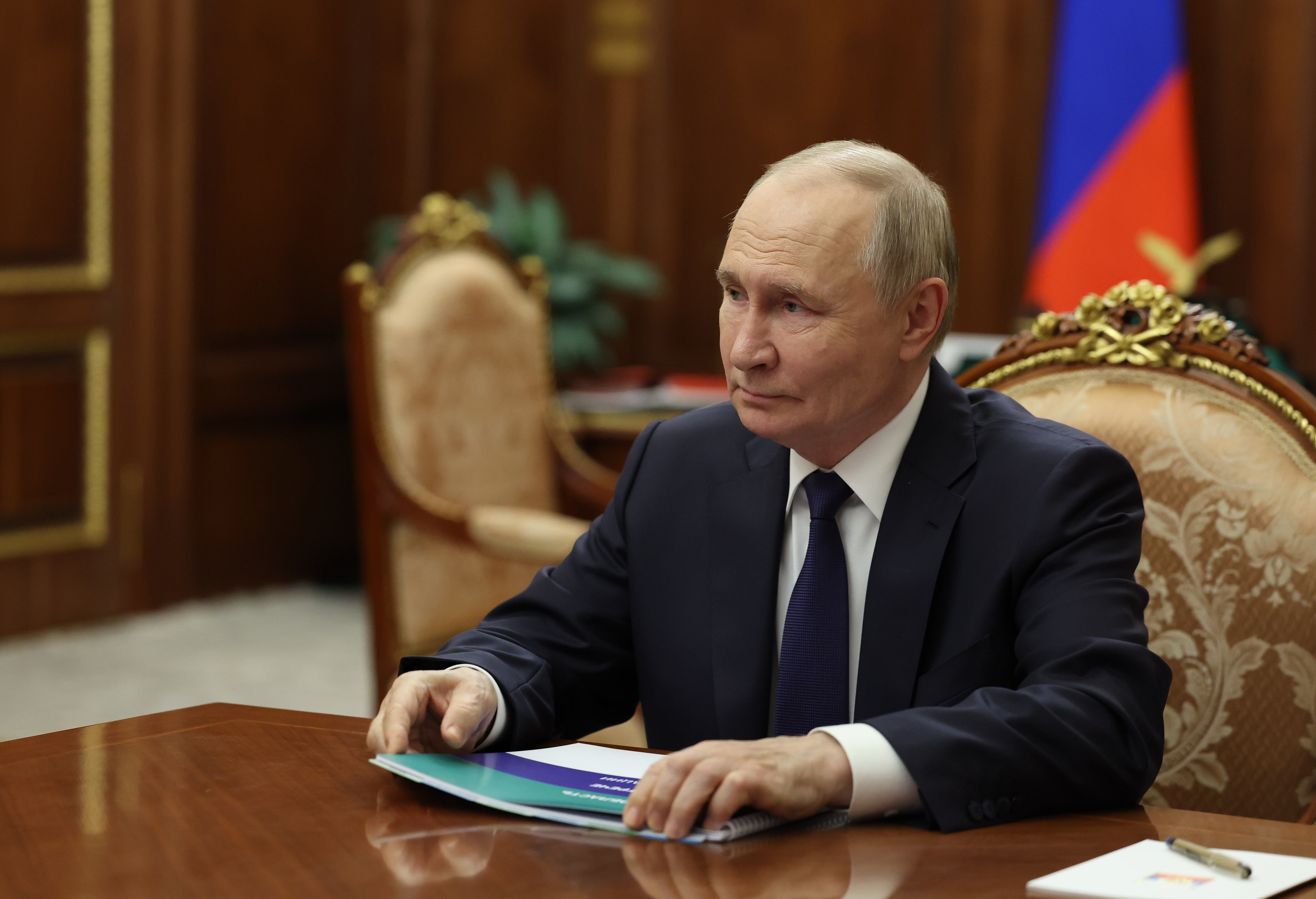 Vladimir Putin en una reunión con el gobernador de la región de Moscú, Andrei Vorobyo