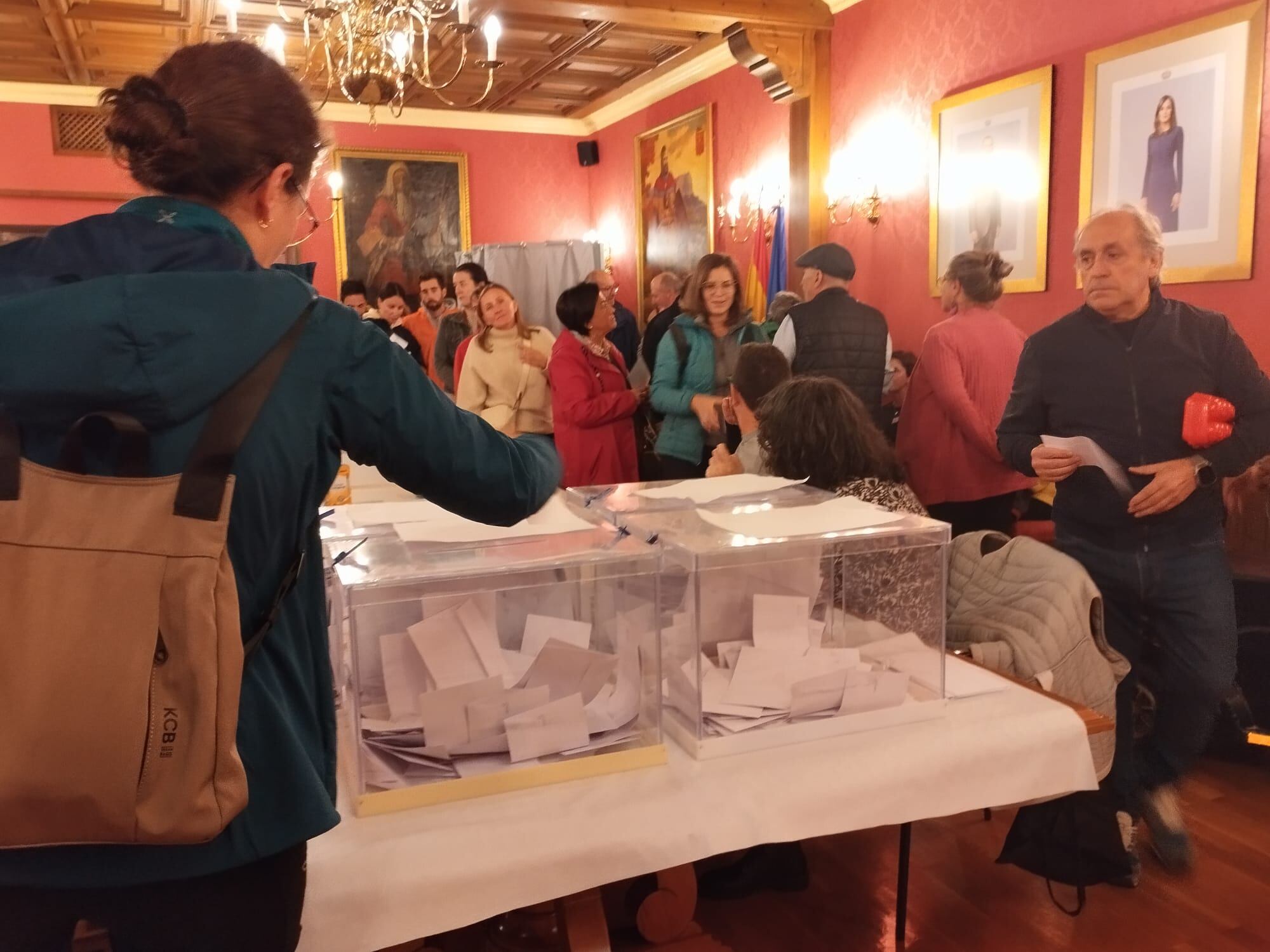 Hasta pasadas las 19,30h quienes estaban dentro del consistorio seguían votando