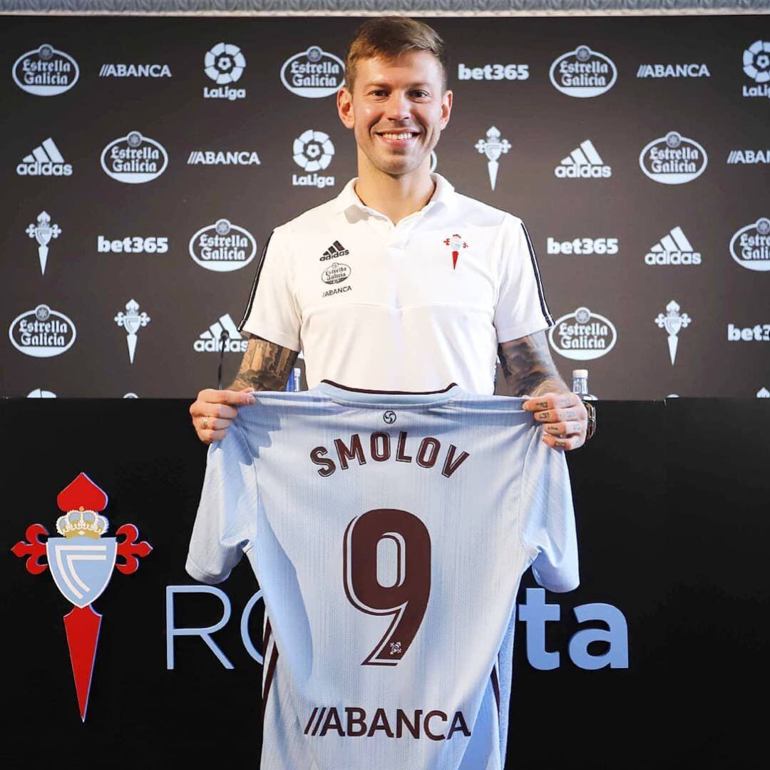 Fedor Smolov posando con su camiseta 