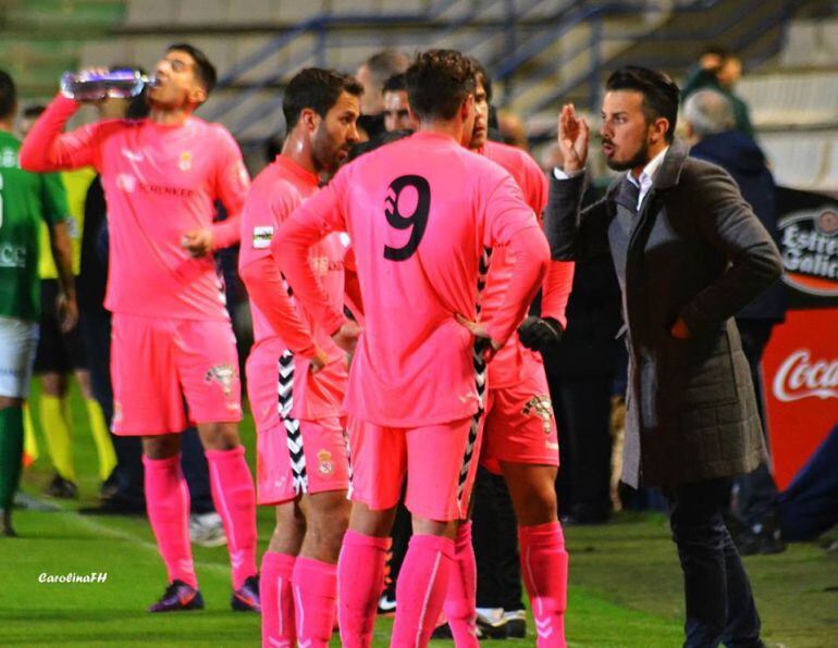 De la Barrera da instruccionas a Colinas y a Ortí durante el último partido en Ferrol