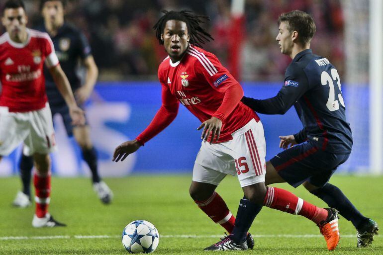 LBA01. LISBOA (PORTUGAL), Renato Sanches (i) de Benfica ante Luciano Vietto