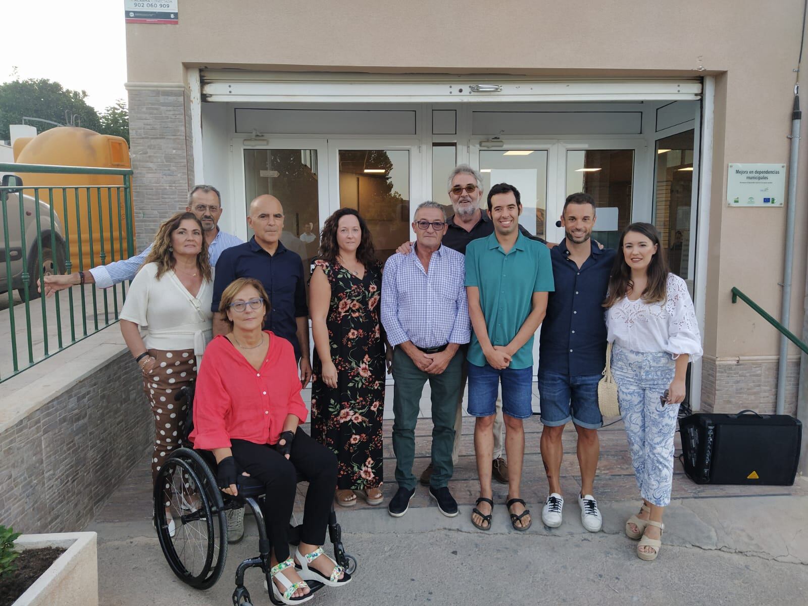 La Villa de Illar posando con dos grandes del deporte.