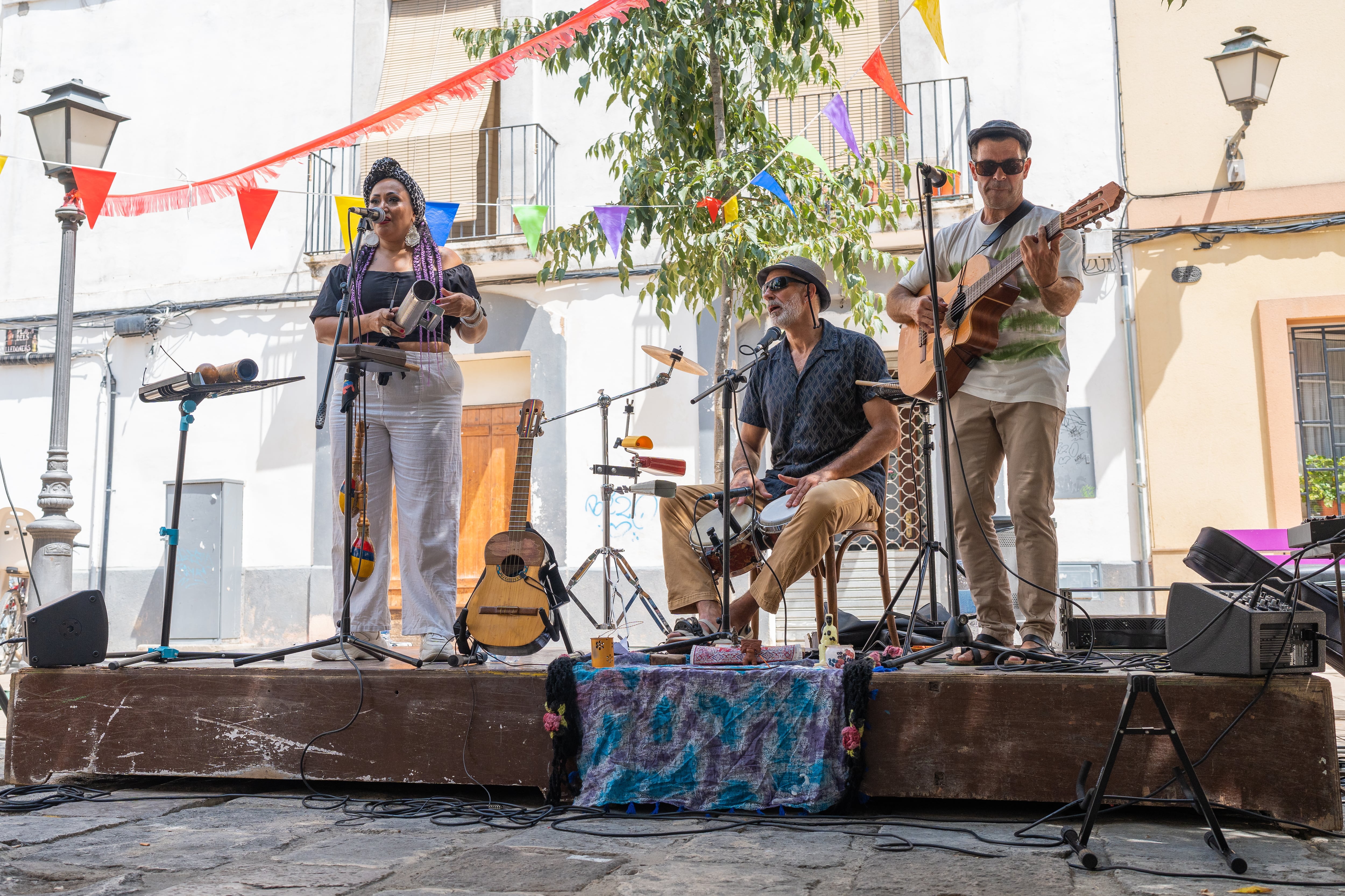 Concierto de música de banda al aire libre en una imagen de archivo