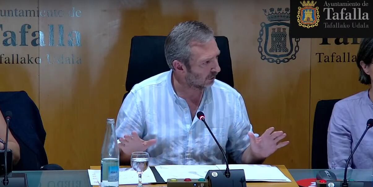 El alcalde de Tafalla, Jesús Arrizubieta, se dirige a la oposición durante el debate del presupuesto 2022 en el pleno