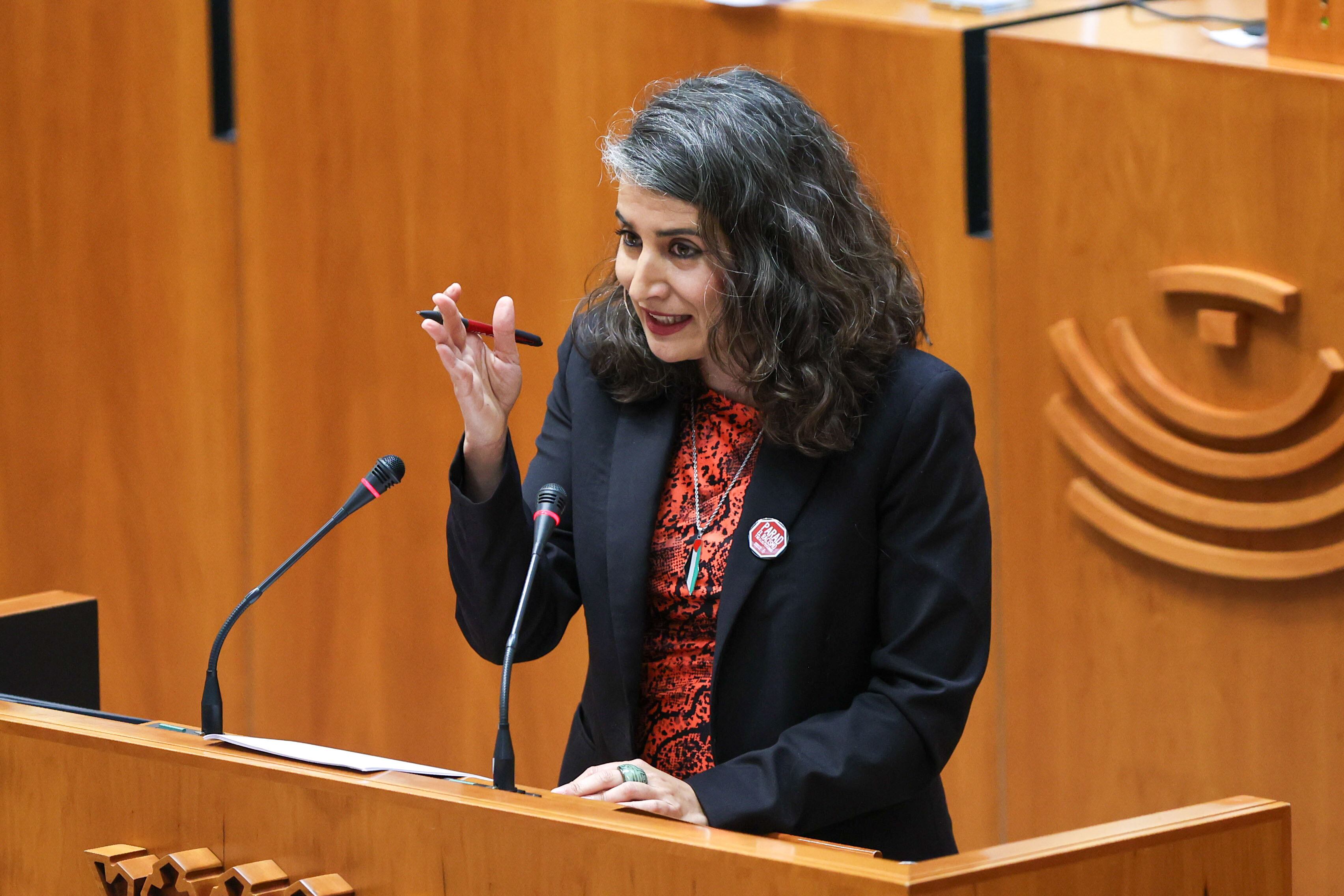 MÉRIDA (ESPAÑA), 22/04/2026.- La portavoz de Unidas por Extremadura, Irene de Miguel, interviene este miércoles en la Asamblea regional durante la segunda jornada del debate de investidura en la que será elegida presidenta la candidata del PP a la reelección María Guardiola tras el acuerdo de gobierno alcanzado entre PP y Vox, con el voto en contra de PSOE y Unidas. EFE/ Jero Morales