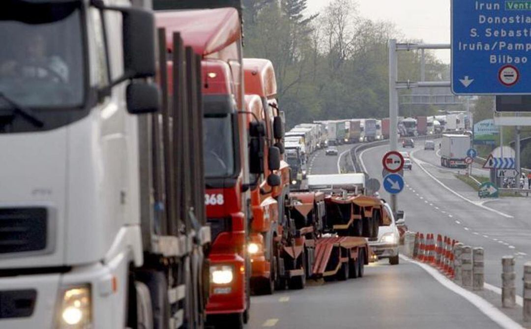 Colapso de camiones en la frontera de Irún