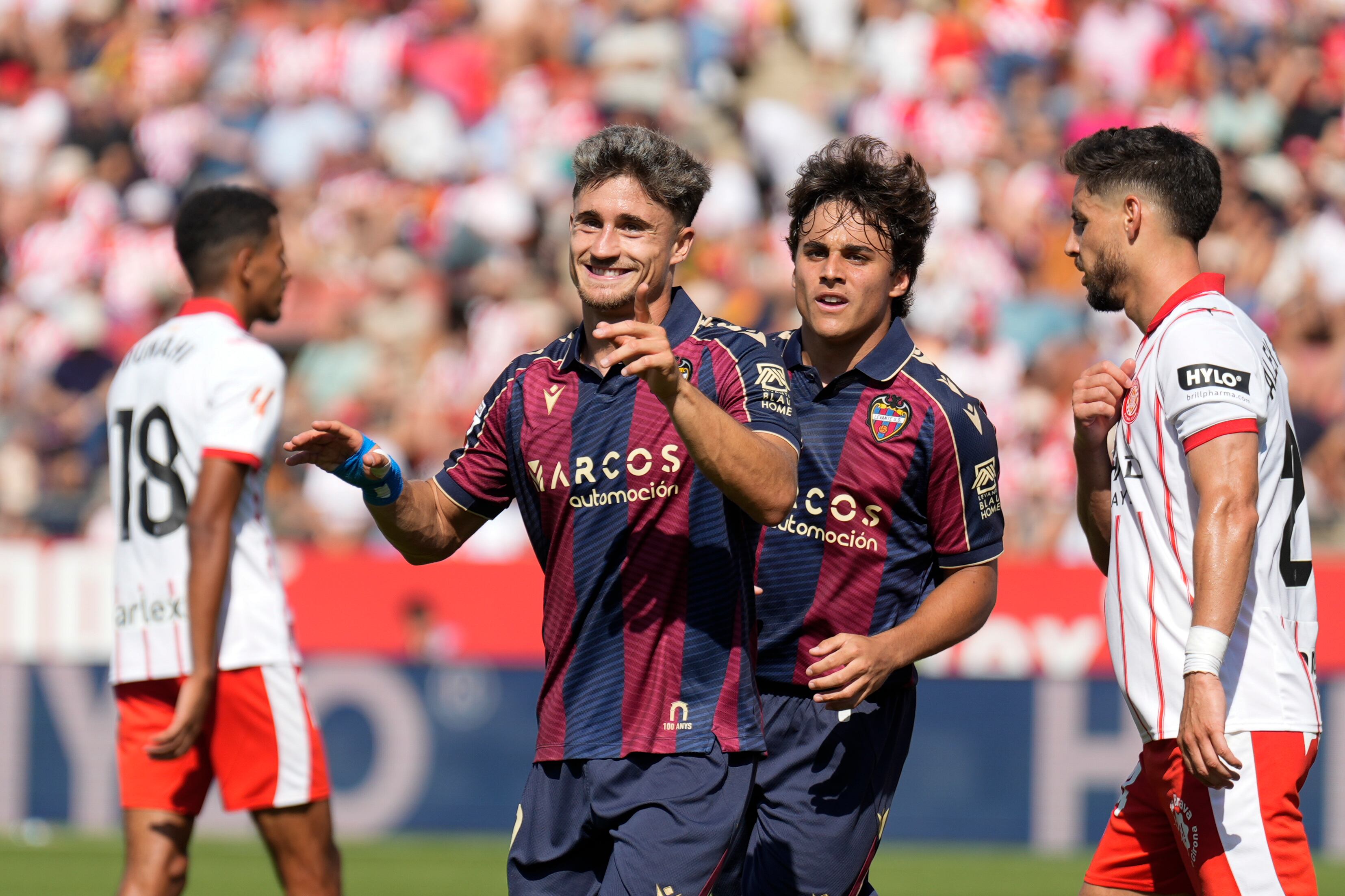 Él delantero del Levante Iván Romero celebra tras anotar un gol durante el partido de la jornada 5 de LaLiga EA Sports disputado este sábado en el estadio municipal de Montilivi en Girona. EFE/ David Borrat