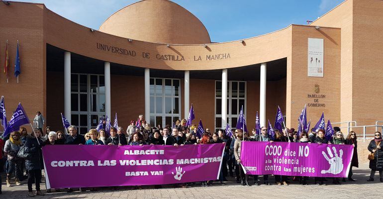 Unas 150 personas se han concentrado para protestar contra la violencia machista
