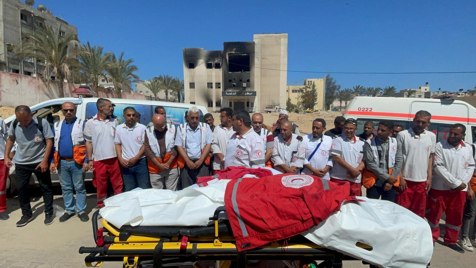 Trabajadores de la Media Luna Roja junto al cadáver de uno de sus compañeros