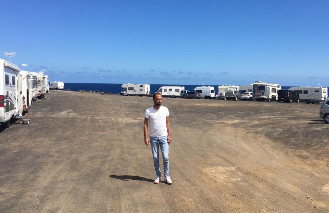 Jonás Álvarez, concejal del PP en el Ayuntamiento de Teguise, junto a varias autocaravanas estacionadas.