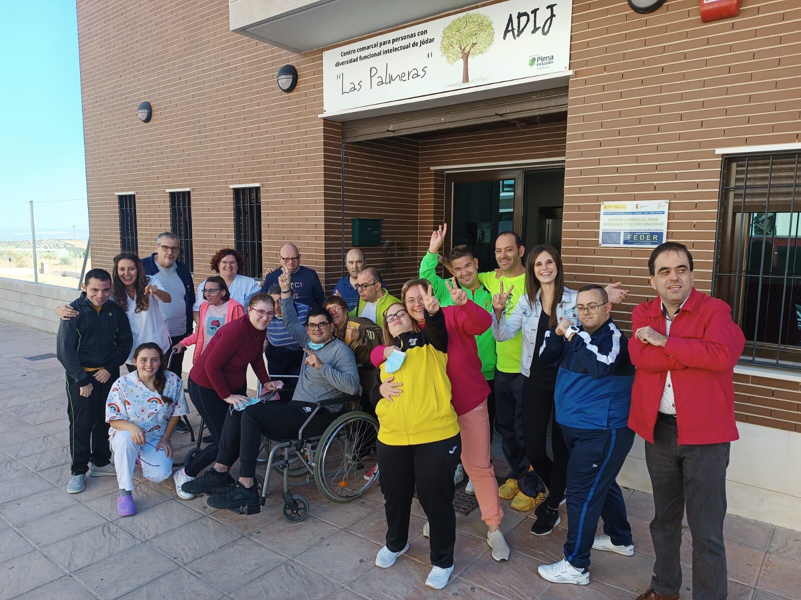 Socios-Usuarios y monitores de ADIJ  Jódar a las puertas del Centro Comarcal para Personas con Discapacidad &#039;Las Palmeras&#039;