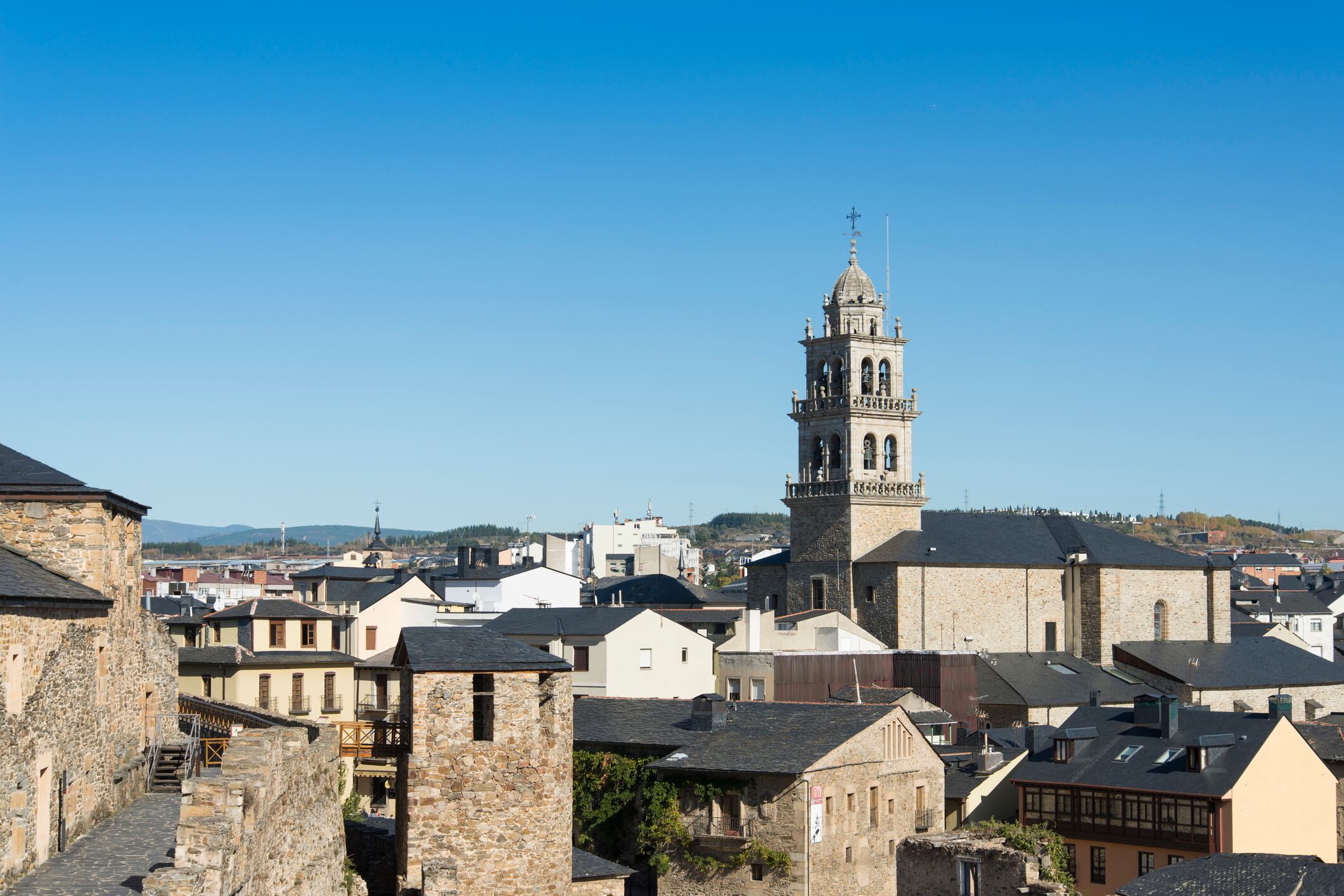 Basílica de la Encina, de fondo