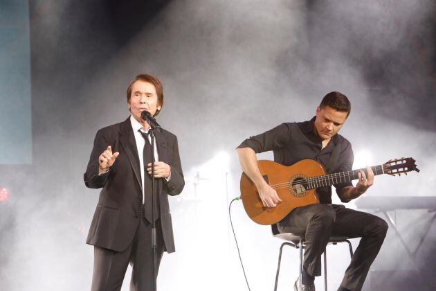 Raphael durante su actuación en el escenario de Fibes, en la 5ª edición de los Premios Radiolé