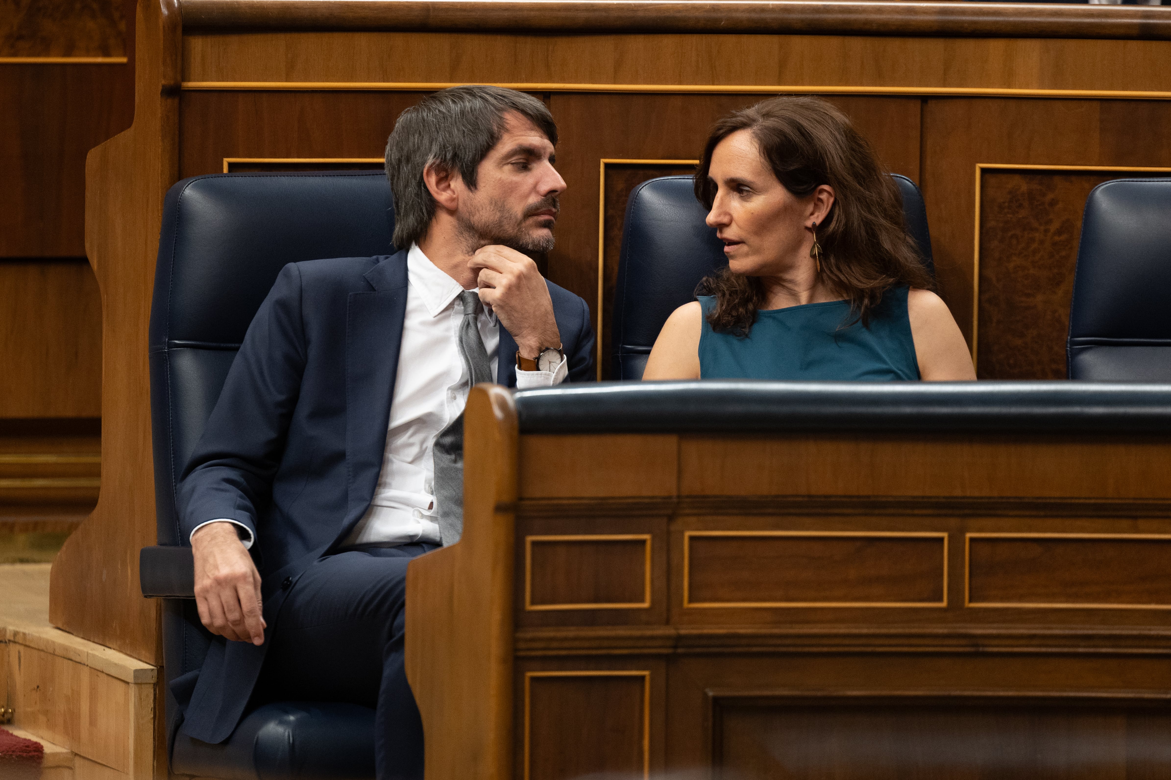 El Ministro de Cultura, Ernest Urtasun, y la Ministra de Sanidad, Mónica García, durante una sesión plenaria